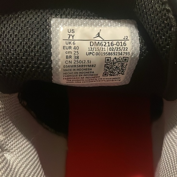 Kids air Jordan big boys size 7 . Black and gray. Good used condition. - Picture 4 of 8